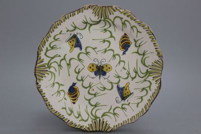 Plat en faïence de Bruxelles, décor avec papillons, 18e