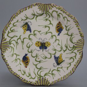 Plat en faïence de Bruxelles, décor avec papillons, 18e — photo 1