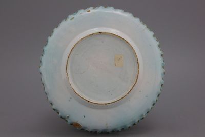 Plat en faïence de Bruxelles, décor papillons, 18e