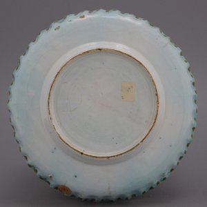 Plat en faïence de Bruxelles, décor papillons, 18e — photo 1