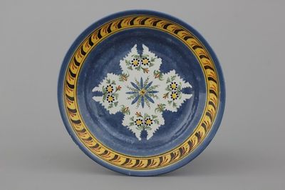 Plat en faïence de Bruxelles, fond bleu, 18e
