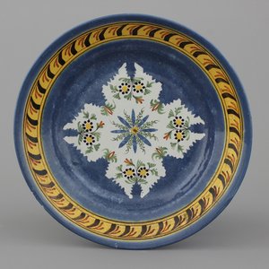 Plat en faïence de Bruxelles, fond bleu, 18e — photo 1