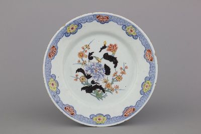 Plat en faïence de Delft avec chinoiserie, style famille rose, renforcé de noir, 18e