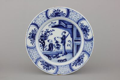 Plat en faïence de Delft, bleu et blanc avec chinoiserie, 18e