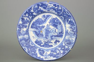 Plat en faïence de Delft, bleu et blanc avec chinoiserie, style "Kraak", décor éléphant, 17e