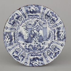 Plat en faïence de Delft, bleu et blanc avec chinoiserie, style Ming, 18e — photo 1