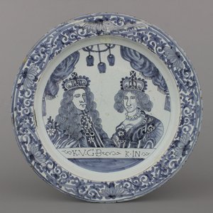 Plat en faïence de Delft, bleu et blanc, décor double portrait royal, fin 17e — photo 1