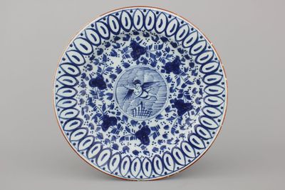 Plat en faïence de Delft, bleu et blanc, décor putto, 18e
