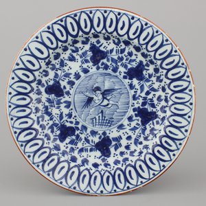Plat en faïence de Delft, bleu et blanc, décor putto, 18e — photo 1