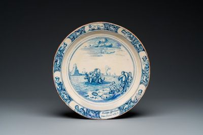 Plat en faïence de Delft en bleu et blanc à décor de l'enlèvement d'Europe, 18ème
