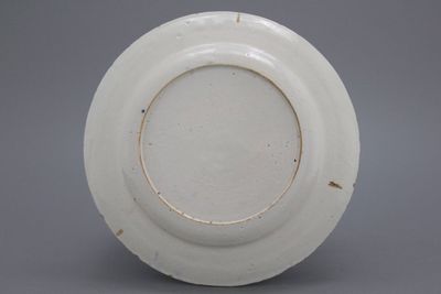 Plat en faïence de Delft, polychrome, décor floral, 17e