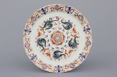 Plat en faïence polychrome de Delft, avec bord "fleurs de lys", 18e