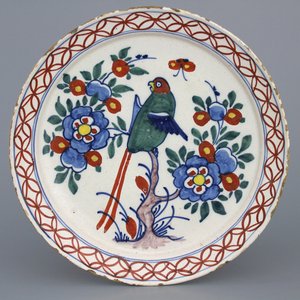 Plat en faïence polychrome de Delft, décor perroquet, 18e — photo 1