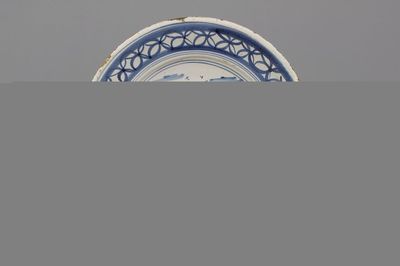 Plat en majolique hollandaise, décor de fauconnier, env. 1700