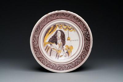 Plat en majolique hollandaise polychrome au portrait du roi Guillaume III, fin du 17ème