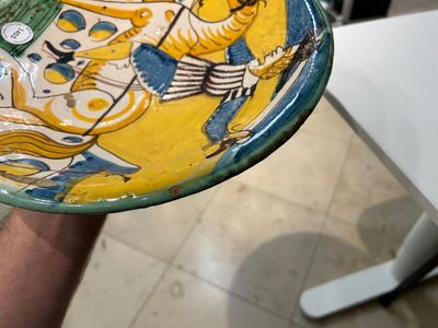 Plat en majolique italienne polychrome à décor d'un chevalier, Montelupo, 17ème — photo 7