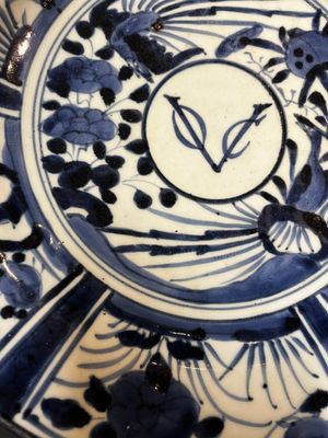 Plat en porcelaine Arita de Japon en bleu et blanc au monogramme VOC de la Compagnie des Indes, Edo, 17ème — photo 4