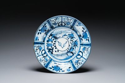 Plat en porcelaine Arita de Japon en bleu et blanc au monogramme VOC de la Compagnie des Indes, Edo, 17ème