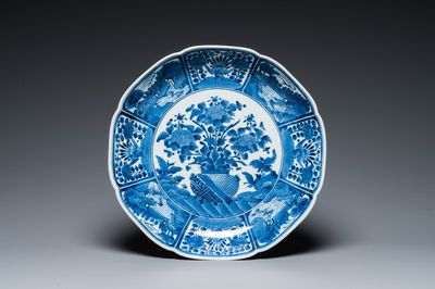 Plat en porcelaine Arita de Japon en bleu et blanc, Edo, 18ème