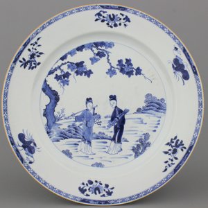Plat en porcelaine de Chine, bleu et blanc, à décor de dames dans un jardin, Qianlong, 18e — photo 1