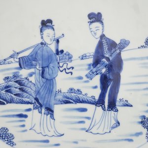 Plat en porcelaine de Chine, bleu et blanc, à décor de dames dans un jardin, Qianlong, 18e — photo 2