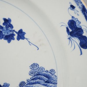 Plat en porcelaine de Chine, bleu et blanc, à décor de dames dans un jardin, Qianlong, 18e — photo 3