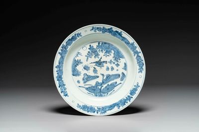 Plat en porcelaine de Chine bleu et blanc à décor d'oiseaux sur un étang, Jiajing