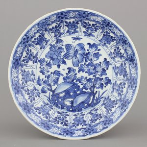 Plat en porcelaine de Chine, bleu et blanc, Kangxi, début 18e — photo 1