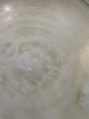 Plat en porcelaine de Chine céladon de Longquan à décor floral incisé, Ming — photo 2