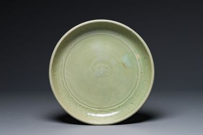 Plat en porcelaine de Chine céladon de Longquan à décor floral incisé, Ming