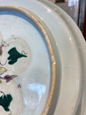 Plat en porcelaine de Chine doucai-verte à décor d'une visite à un dignitaire, Kangxi — photo 11