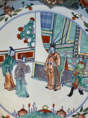 Plat en porcelaine de Chine doucai-verte à décor d'une visite à un dignitaire, Kangxi — photo 2