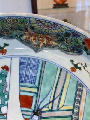 Plat en porcelaine de Chine doucai-verte à décor d'une visite à un dignitaire, Kangxi — photo 3