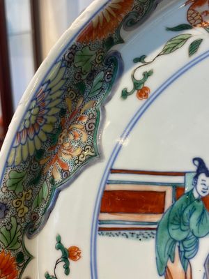 Plat en porcelaine de Chine doucai-verte à décor d'une visite à un dignitaire, Kangxi — photo 4