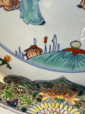 Plat en porcelaine de Chine doucai-verte à décor d'une visite à un dignitaire, Kangxi — photo 6