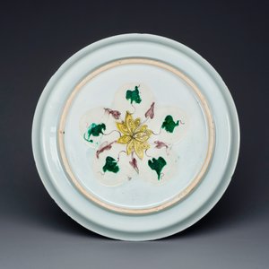 Plat en porcelaine de Chine doucai-verte à décor d'une visite à un dignitaire, Kangxi — photo 2