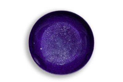 Plat en porcelaine de Chine en aubergine monochrome, marque et époque de Qianlong