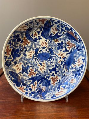 Plat en porcelaine de Chine en bleu, blanc et rouge de cuivre à décor de poissons et d'un crabe, Kangxi — photo 1
