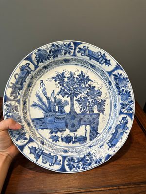 Plat en porcelaine de Chine en bleu et blanc à décor d'antiquités, Kangxi — photo 1