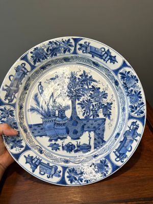 Plat en porcelaine de Chine en bleu et blanc à décor d'antiquités, Kangxi — photo 2