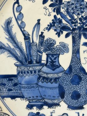 Plat en porcelaine de Chine en bleu et blanc à décor d'antiquités, Kangxi — photo 3