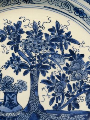 Plat en porcelaine de Chine en bleu et blanc à décor d'antiquités, Kangxi — photo 4