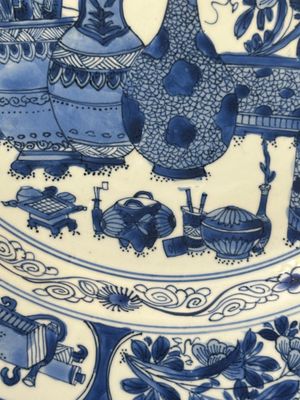 Plat en porcelaine de Chine en bleu et blanc à décor d'antiquités, Kangxi — photo 5