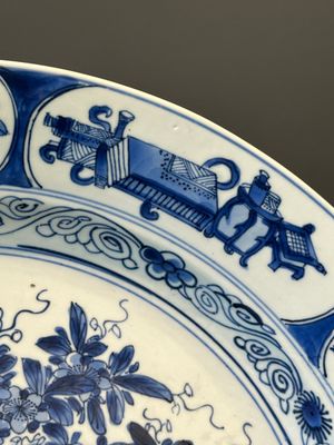 Plat en porcelaine de Chine en bleu et blanc à décor d'antiquités, Kangxi — photo 7
