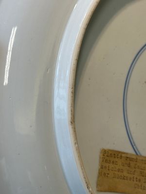 Plat en porcelaine de Chine en bleu et blanc à décor d'antiquités, Kangxi — photo 10