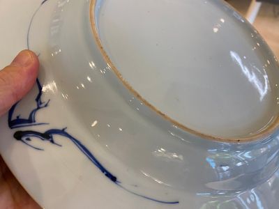 Plat en porcelaine de Chine en bleu et blanc à décor de deux dames dans un jardin, Yongzheng — photo 11