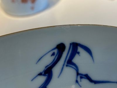 Plat en porcelaine de Chine en bleu et blanc à décor de deux dames dans un jardin, Yongzheng — photo 13