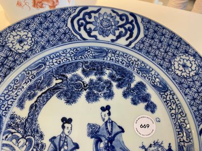Plat en porcelaine de Chine en bleu et blanc à décor de deux dames dans un jardin, Yongzheng — photo 3