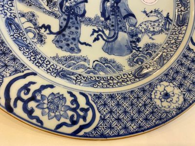 Plat en porcelaine de Chine en bleu et blanc à décor de deux dames dans un jardin, Yongzheng — photo 4