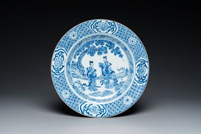 Plat en porcelaine de Chine en bleu et blanc à décor de deux dames dans un jardin, Yongzheng